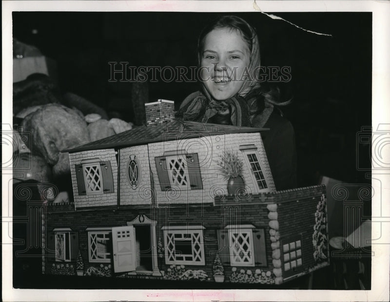 Load image into Gallery viewer, 1954 Press Photo Ethel Schunemann and her Doll House
