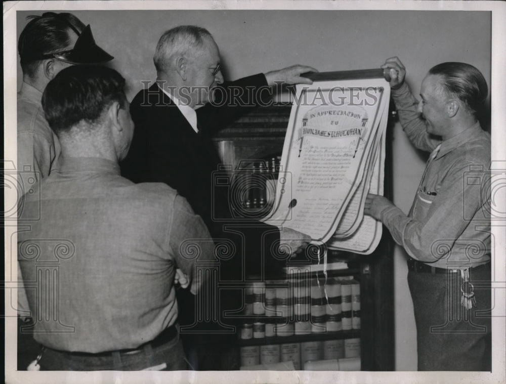 1936 Press Photo San Quentin Prison Warden Receives Well-Wishes from Convicts
