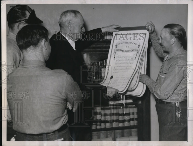 Load image into Gallery viewer, 1936 Press Photo San Quentin Prison Warden Receives Well-Wishes from Convicts
