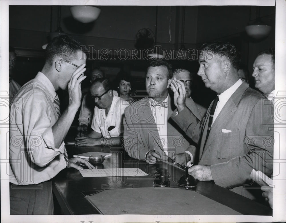 1956 Press Photo Orville E. Hodge Sworn into District Court