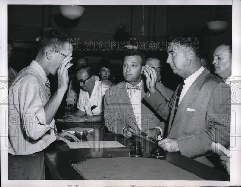 Load image into Gallery viewer, 1956 Press Photo Orville E. Hodge Sworn into District Court

