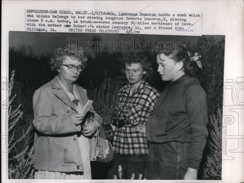 1958 Press Photo Mrs. L. Donovan holding comb of missing daughter R. Donovan
