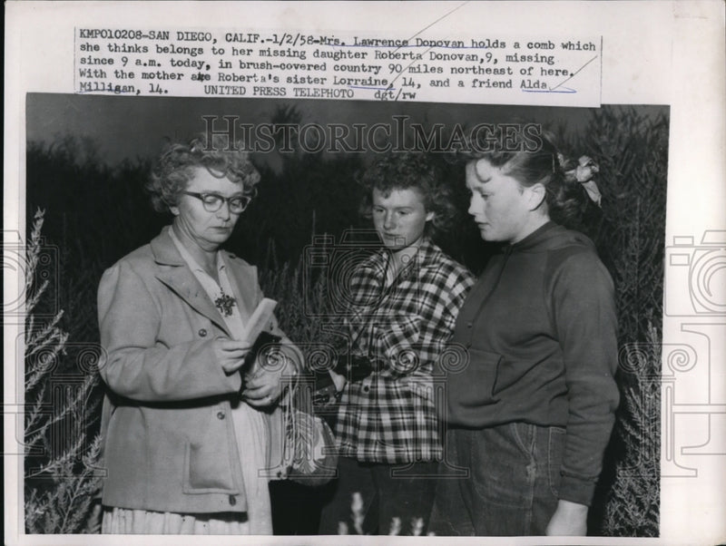 Load image into Gallery viewer, 1958 Press Photo Mrs. L. Donovan holding comb of missing daughter R. Donovan
