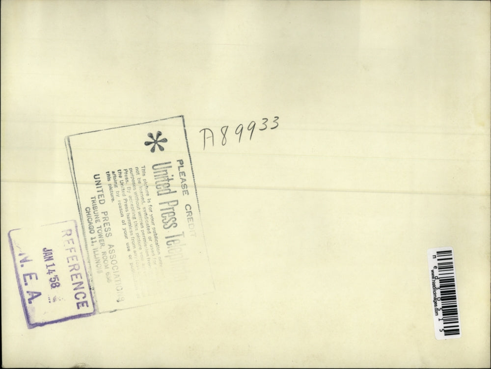 1958 Press Photo Mrs. L. Donovan holding comb of missing daughter R. Donovan