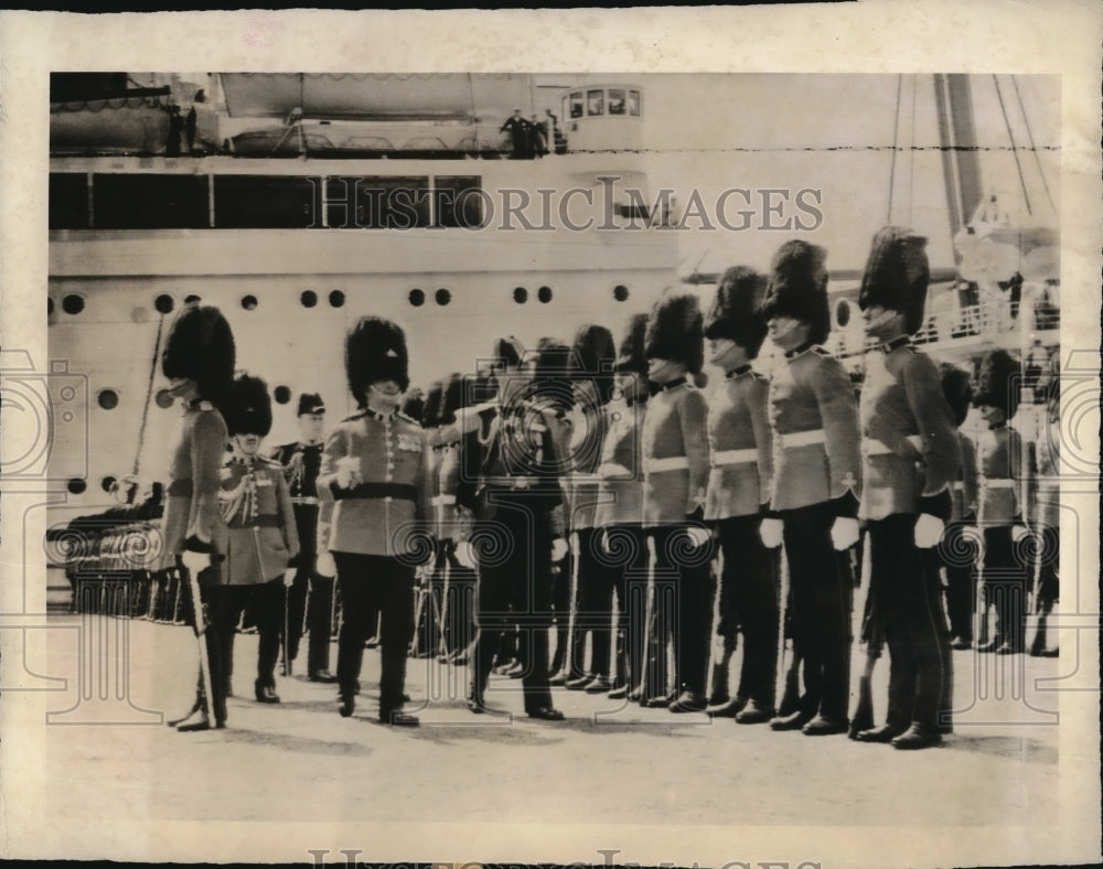 1939 Press Photo English monarch inspects guard of honor