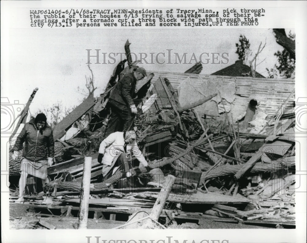 1968 Press Photo Tracy Minn residents pick through the rubble of their homes