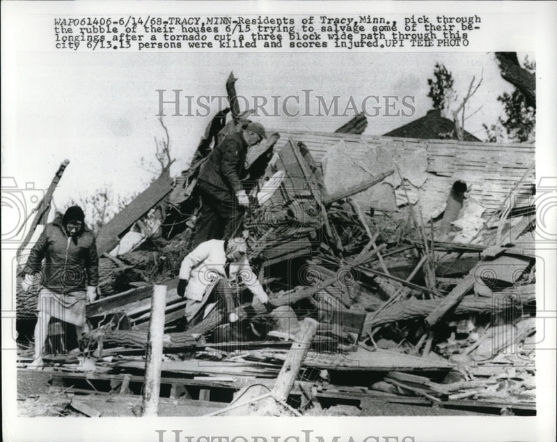 Load image into Gallery viewer, 1968 Press Photo Tracy Minn residents pick through the rubble of their homes
