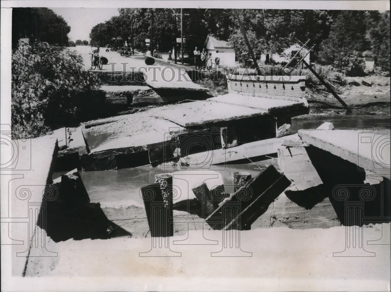 Load image into Gallery viewer, 1937 Press Photo Heavy rains cause Northern Illinois flood threat
