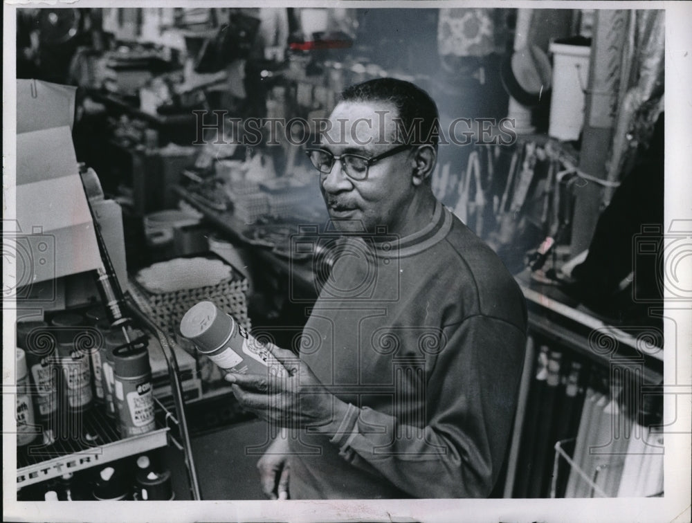 1969 Press Photo Oscar L. Dennis, owner of Dennis Discout Paint & Hardware