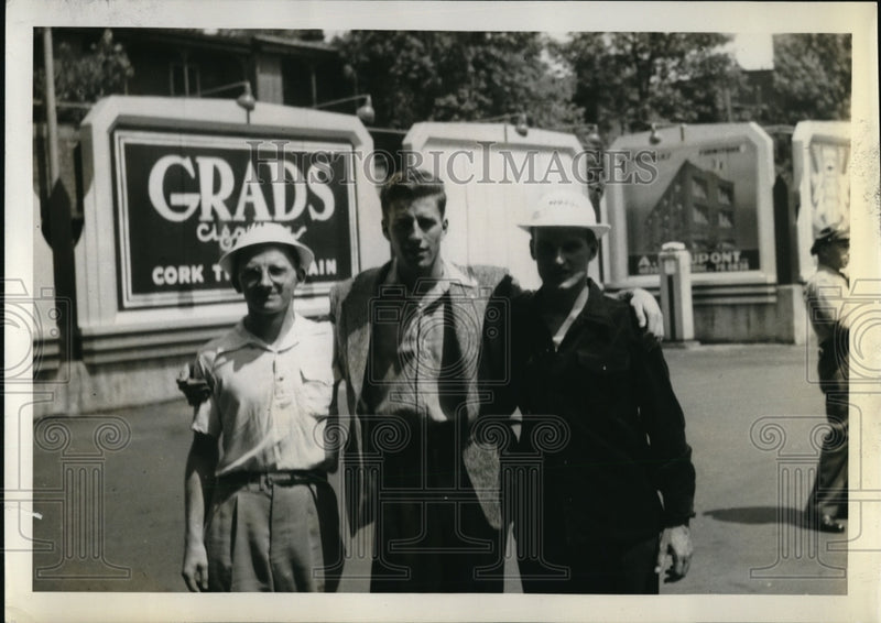 Load image into Gallery viewer, 1939 Press Photo Douglas Miller Leu Oliver Dick Scroth graduates at the
