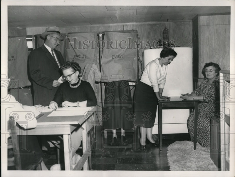 Load image into Gallery viewer, 1958 Press Photo W.C. Anderson, B. Huntley, R.E. O'Dece &amp; H.K. Thrig voting
