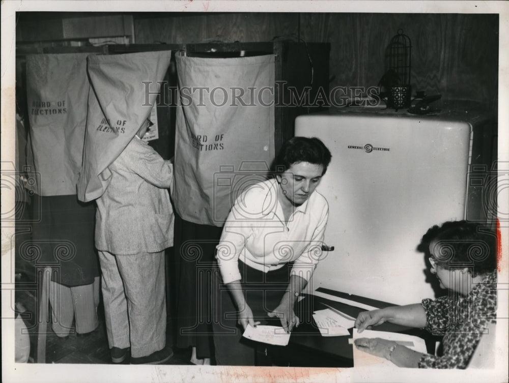 1958 Press Photo R.E. O'Dea, H.K. Thrig in voting center