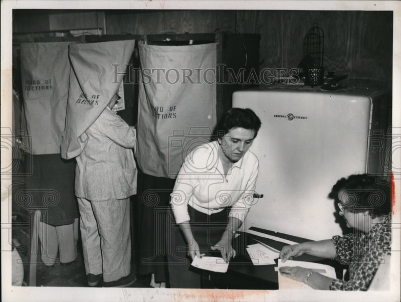 Load image into Gallery viewer, 1958 Press Photo R.E. O'Dea, H.K. Thrig in voting center
