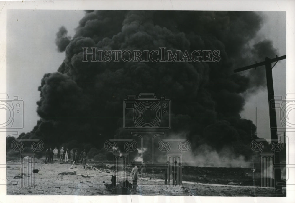 1950 Press Photo Smoke from a fire caused by crude oil tankers.