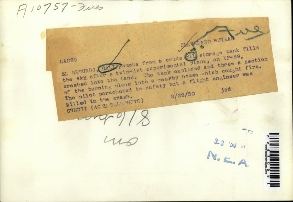 1950 Press Photo Smoke from a fire caused by crude oil tankers.