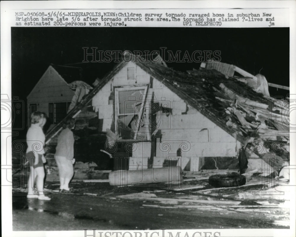 1965 Press Photo Children go back to the home that was destroyed by a tornado.