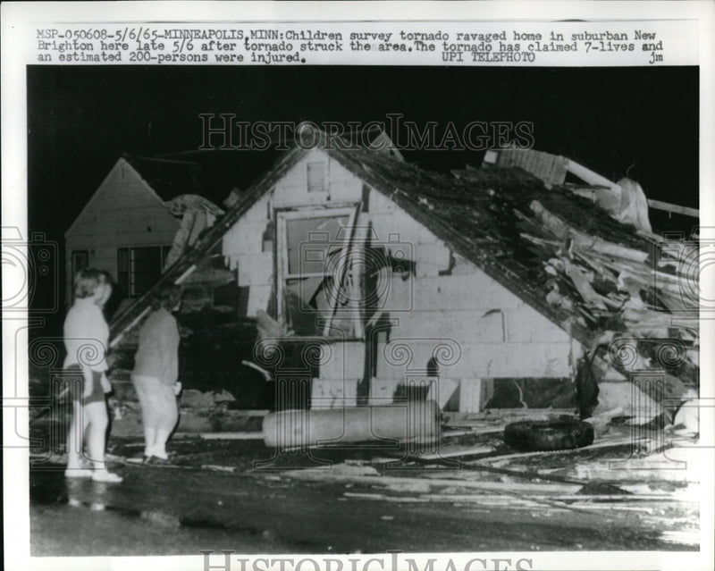 Load image into Gallery viewer, 1965 Press Photo Children go back to the home that was destroyed by a tornado.
