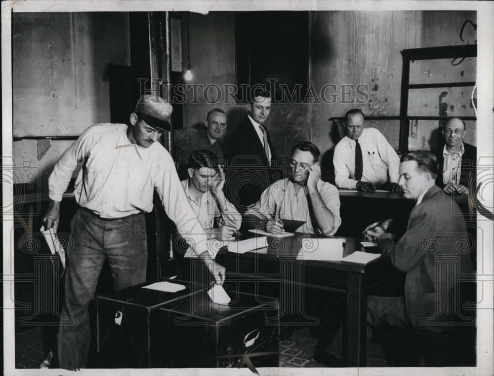 1934 Press Photo Rex Davis dropping his ballot in box at West Va. Rail Company