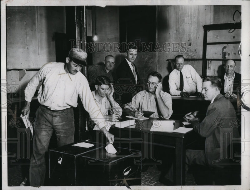 Load image into Gallery viewer, 1934 Press Photo Rex Davis dropping his ballot in box at West Va. Rail Company
