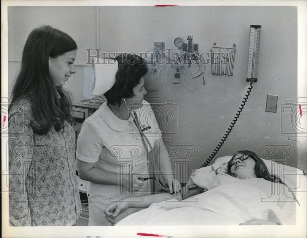 1972 Press Photo Janice Huber Mrs Jeanne Steele, head emergency nurse St Johns