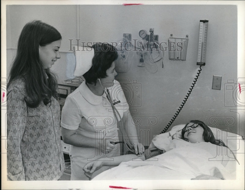 Load image into Gallery viewer, 1972 Press Photo Janice Huber Mrs Jeanne Steele, head emergency nurse St Johns
