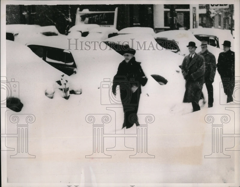 Load image into Gallery viewer, 1939 Press Photo Cars in deep snow as pedestrians make their way to work
