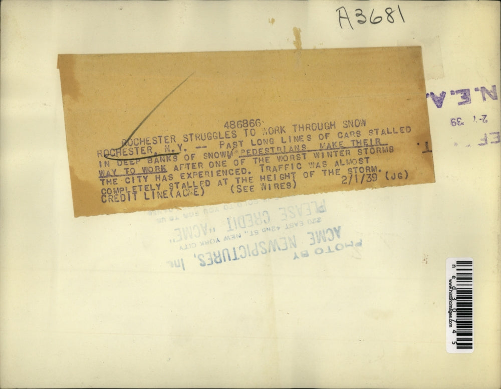 1939 Press Photo Cars in deep snow as pedestrians make their way to work