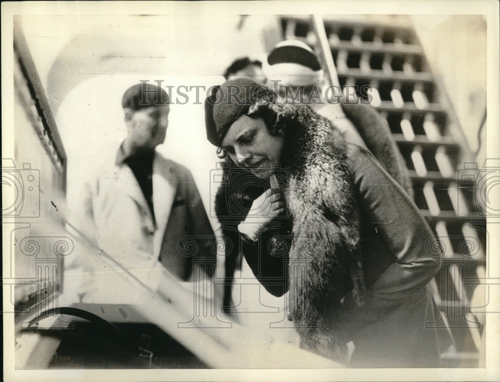 1933 Press Photo Mrs. R. Thornton Wilson inspects rare fish on Astor Yacht