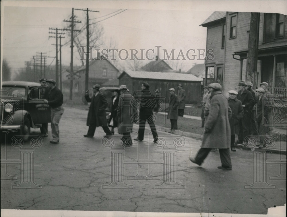 1935 Press Photo Strikers protest to Deputy Sheriffs about action of company in