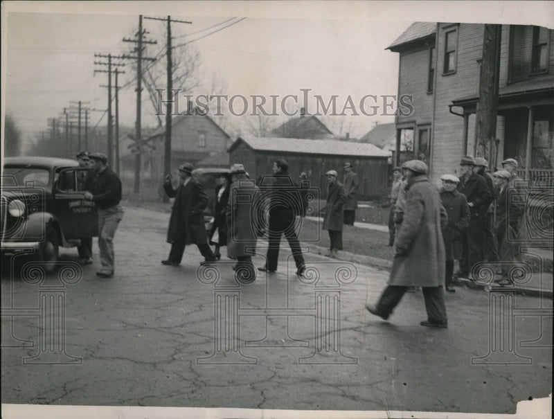 Load image into Gallery viewer, 1935 Press Photo Strikers protest to Deputy Sheriffs about action of company in
