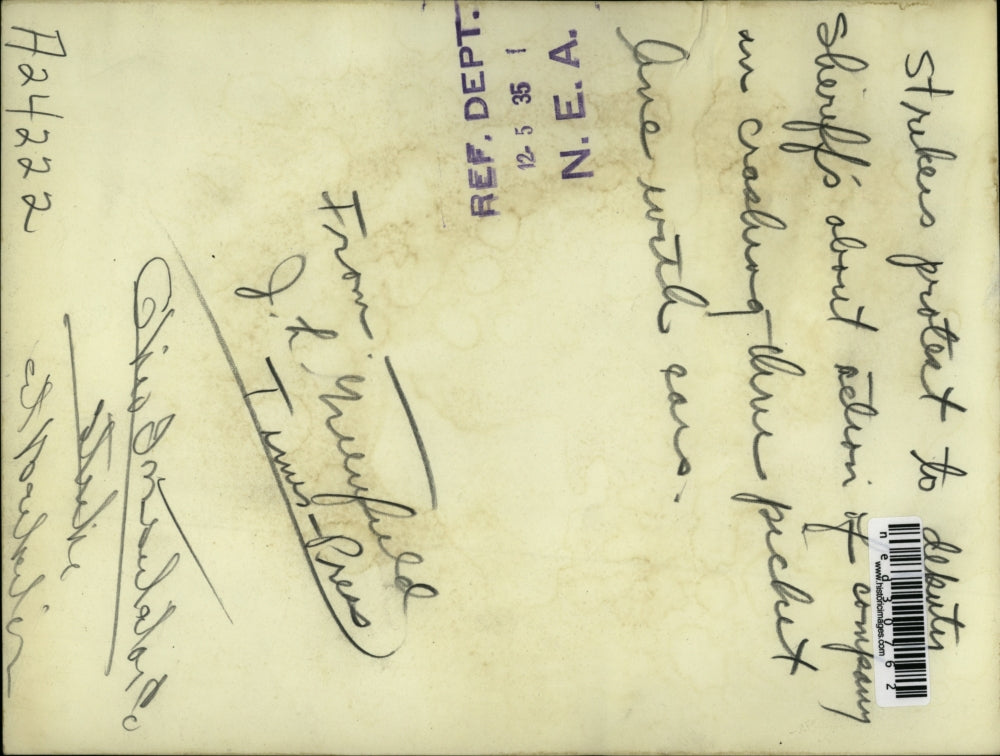 1935 Press Photo Strikers protest to Deputy Sheriffs about action of company in