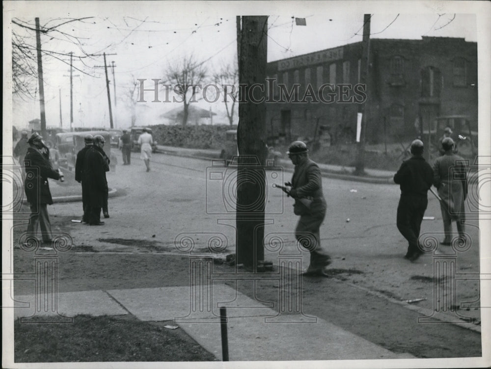 1935 Press Photo Ohio Insulator strike Baberton Ohio Deputies and company guards