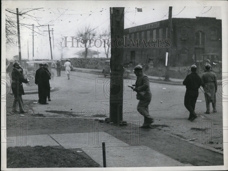 Load image into Gallery viewer, 1935 Press Photo Ohio Insulator strike Baberton Ohio Deputies and company guards
