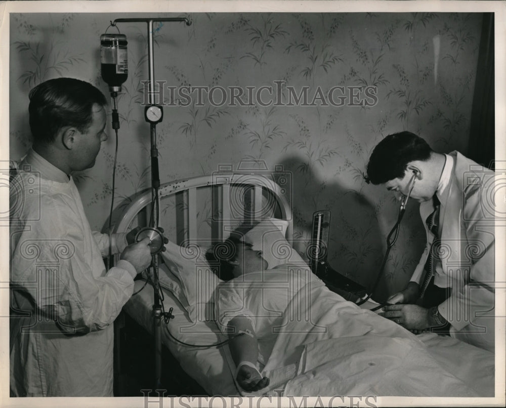 1951 Press Photo At the Harrington Memorial Hospital, John Betri turning handle