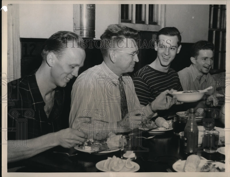 Load image into Gallery viewer, 1941 Press Photo Brig.-Gen. Lewis B. Hershey, National Draft Chief, eats dinner
