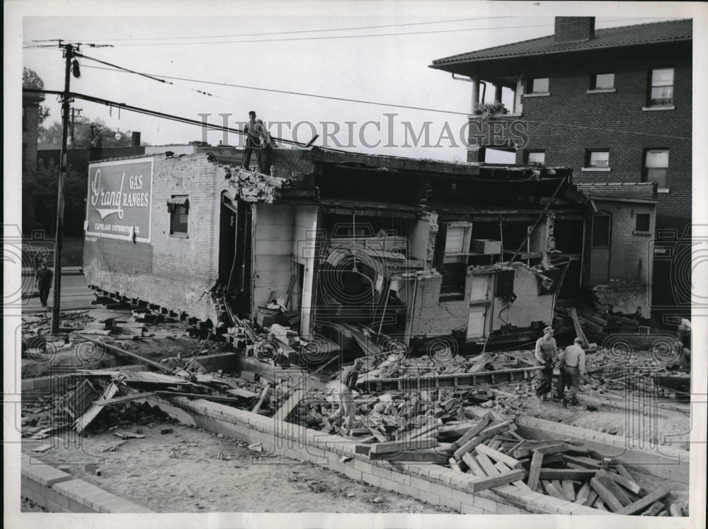 1948 Press Photo Grocery wrecked in attempted transfer