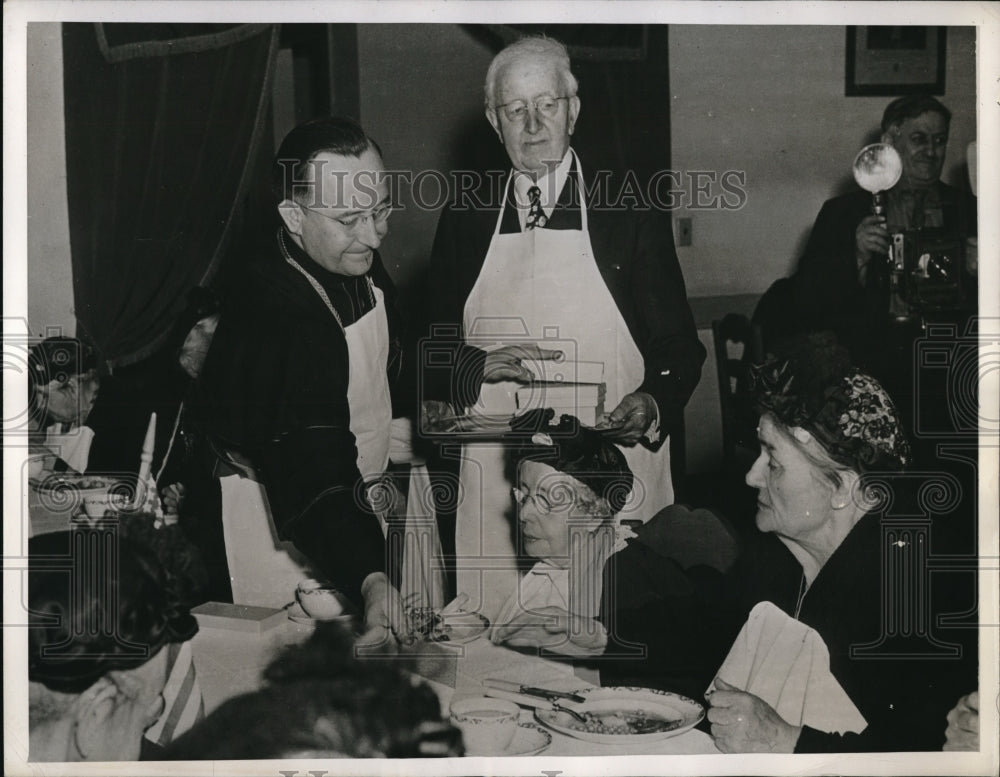 1945 Press Photo Bishop Henry J. O'Brein Serving "Little Sisters of the Poor"