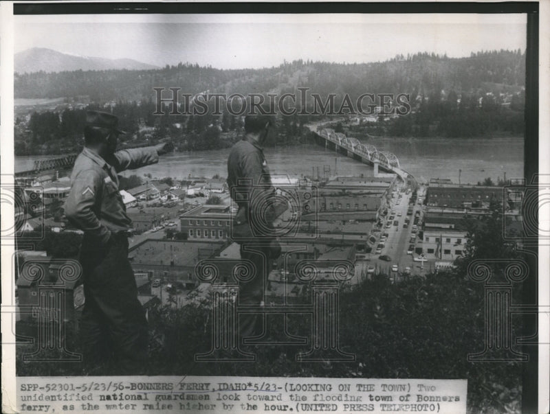 Load image into Gallery viewer, 1956 Press Photo National Guardsmen Overlooking Town of Bonners Ferry
