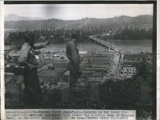 1956 Press Photo National Guardsmen Overlooking Town of Bonners Ferry