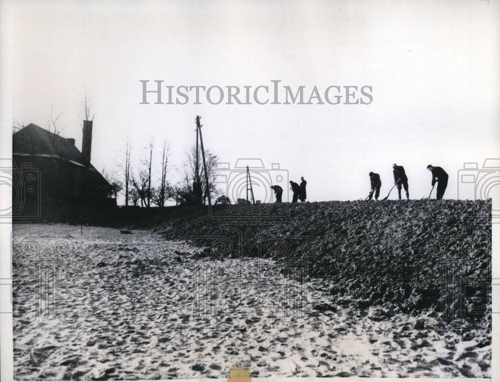 1960 Press Photo Workmen Constructing Sleeper-Dike in Amsterdam Suburb