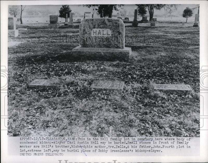 Load image into Gallery viewer, 1953 Press Photo Hall family plot in cemetery where Carl Hall may be buried.
