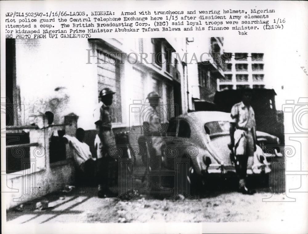 1966 Press Photo Nigerian Riot Police Guarding Central Telephone Exchange
