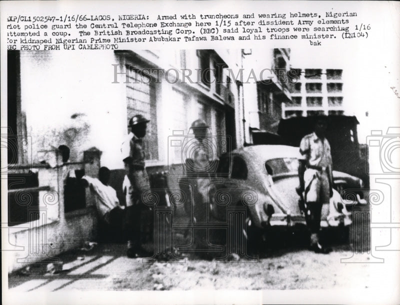 Load image into Gallery viewer, 1966 Press Photo Nigerian Riot Police Guarding Central Telephone Exchange
