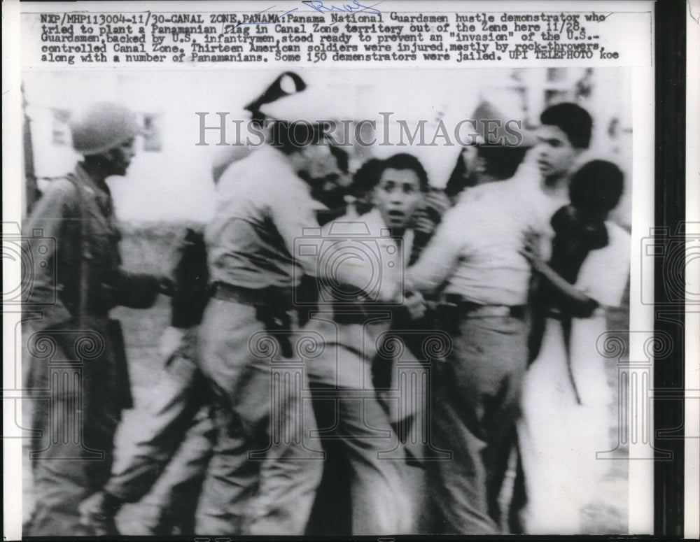 1959 Press Photo Panama National Guardsmen Hustle Away Demonstrator