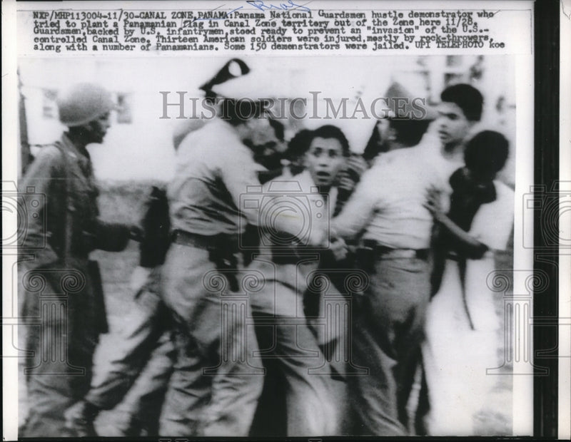 Load image into Gallery viewer, 1959 Press Photo Panama National Guardsmen Hustle Away Demonstrator
