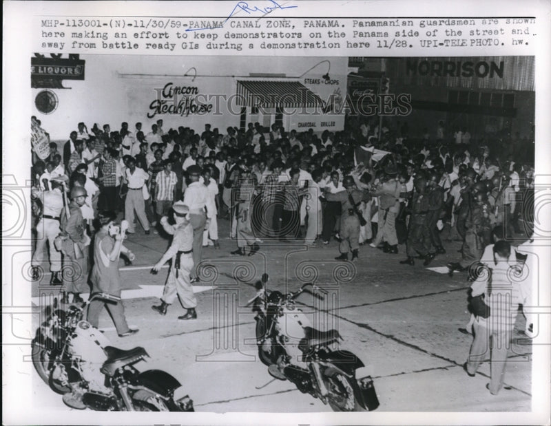 Load image into Gallery viewer, 1959 Press Photo Panamanian Guardsmen Trying To Keep Demonstrators At Bay
