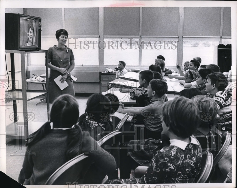 1967 Press Photo Bethy Dayein Person At Mapledsle School