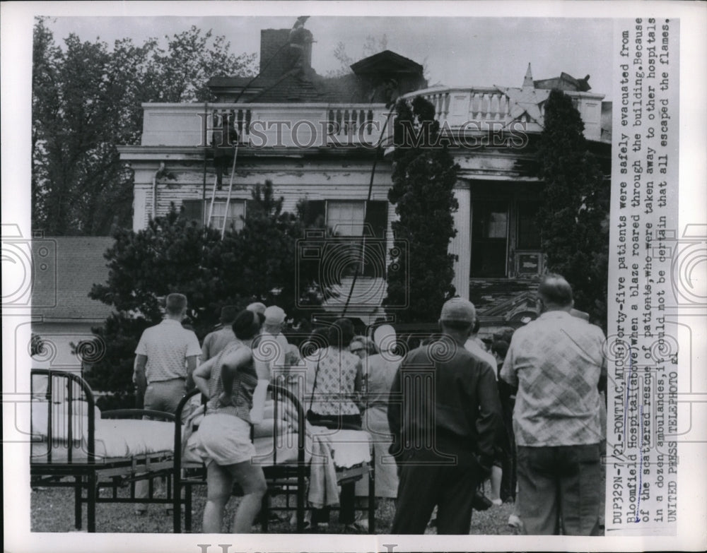 1954 Press Photo Forty-Five Patients Evacuated from Bloomfield Hospital Blaze