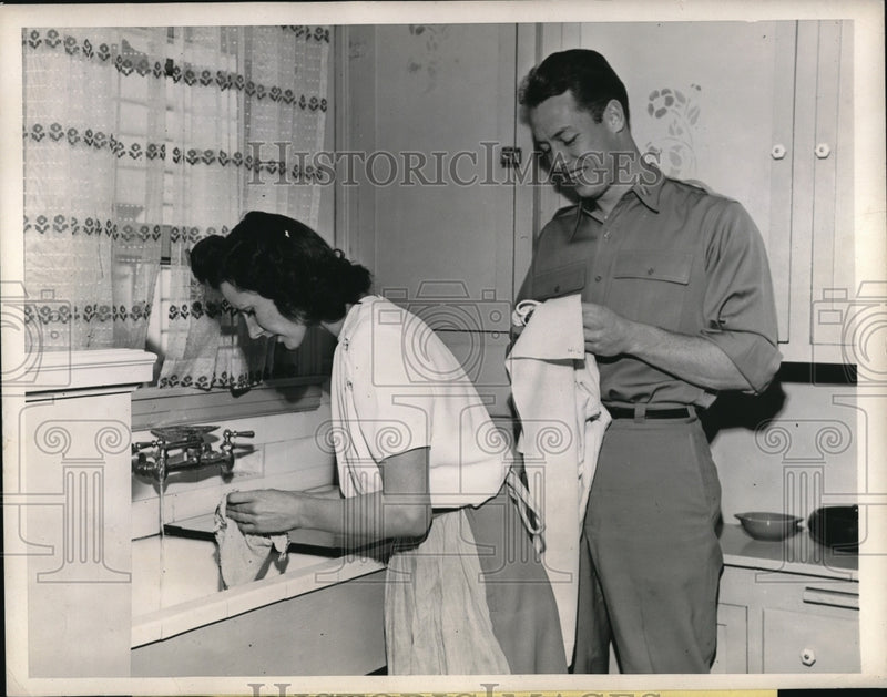Load image into Gallery viewer, 1946 Press Photo Former Diving Champion Helen Crlenkovich Morgan with Husband
