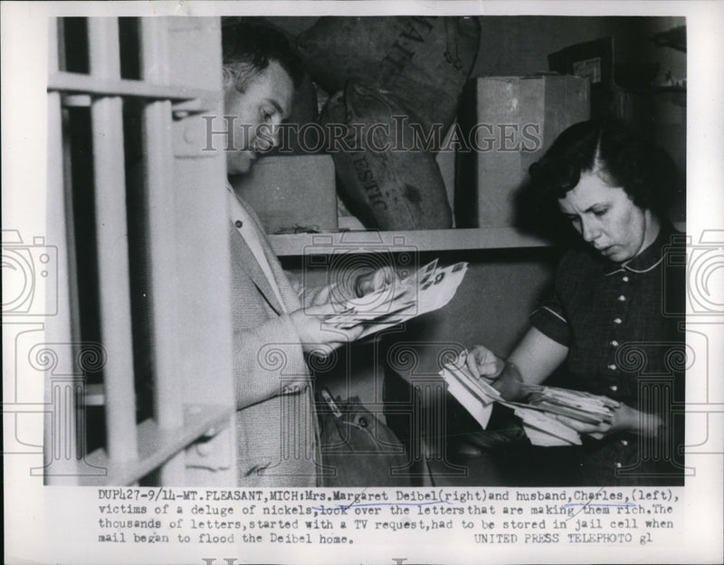 Load image into Gallery viewer, 1954 Press Photo Margaret Deibel and Husband Charles Look Over Letters
